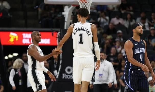 开云体育下载-空接扣篮数低于预期，马刺“老少配”还在找感觉