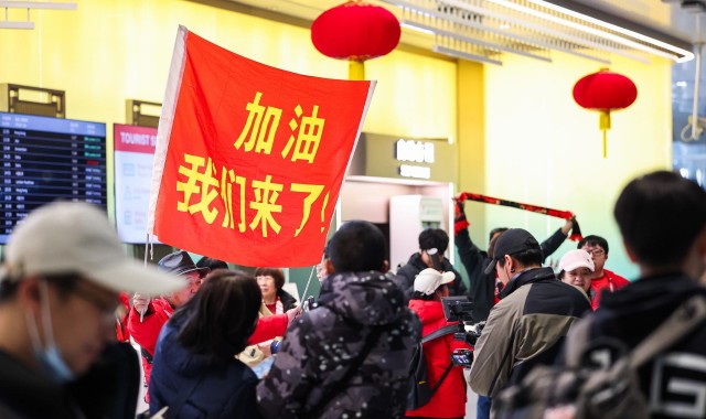 开云体育-高清图集：U23国足凯旋，众多球迷现场接机