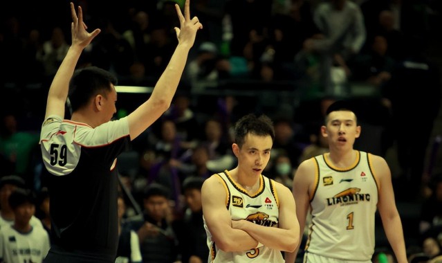 恭喜辽篮赢广东5连胜!付豪26+9力压焦泊乔,队长1V2完胜徐杰胡明轩